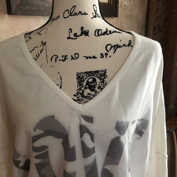 GO COUTURE GRAPHIC LOVE V NECK PULLOVER NWT - Picture 5 of 5